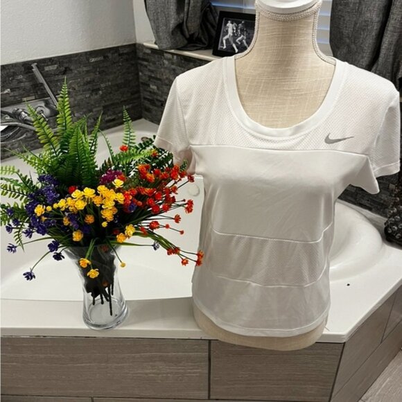 Nike Women's White Short Sleeve Tee small - Picture 1 of 3